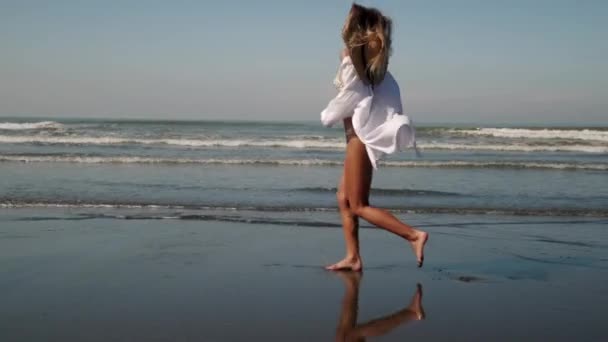 She loves the feeling of sand and wind near the ocean — Stock Video