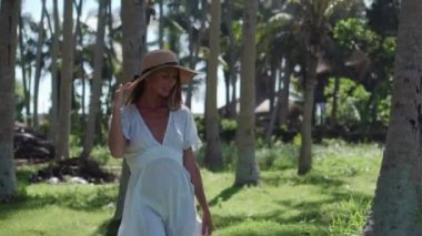 Kadın tropikal bahçede dinleniyor.