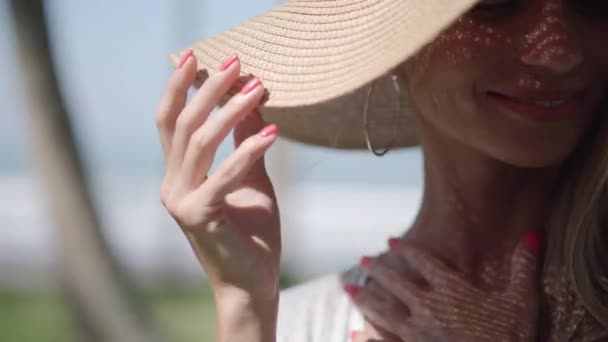 Vacker kvinna på sommarsemester, närbild porträtt — Stockvideo