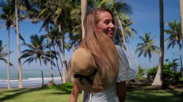 Menina bonita feliz em trópicos — Vídeo de Stock