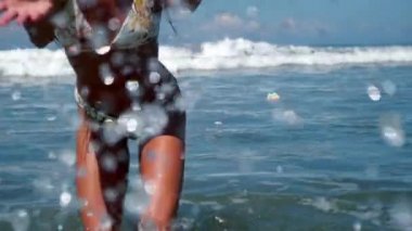 Sıcak bir yaz gününde ihtiyacınız olan tek şey güneş ve okyanus.