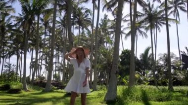 Neşeli kız avuçların arasında rahatça yürüyor.