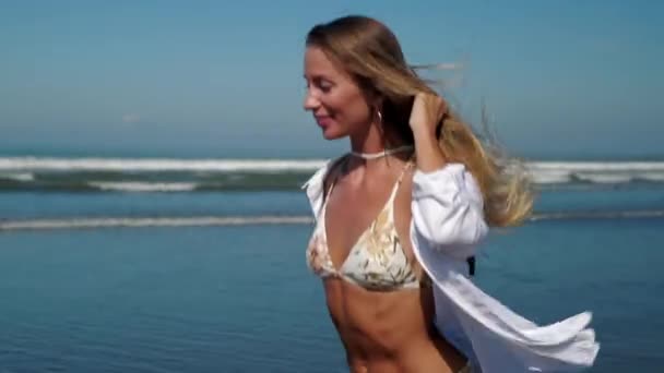 Mujer hermosa, libre y feliz en la playa — Vídeo de stock