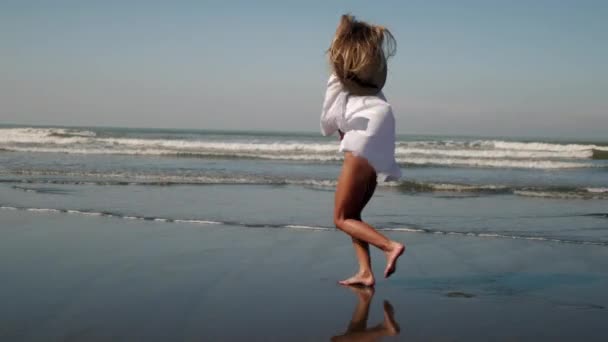 在海滩上跑步的女人 — 图库视频影像