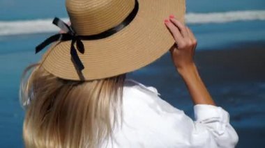 Okyanus sahilinde koşan kız