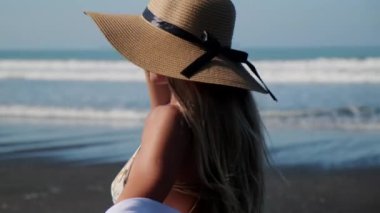 Boş okyanus sahillerindeki turist kadın.