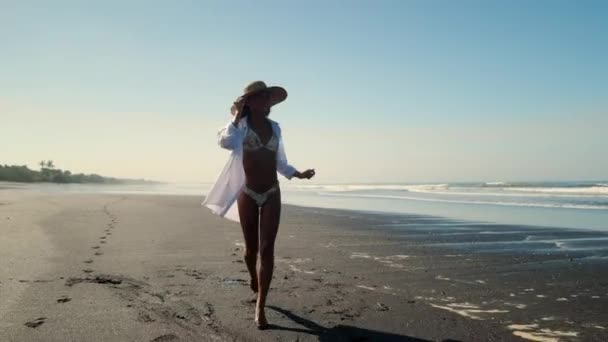 Mujer está corriendo en la playa del océano — Vídeo de stock