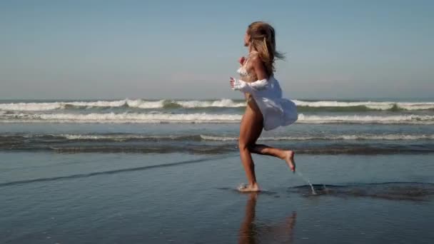 Vacaciones en la costa del océano en las vacaciones de verano — Vídeo de stock