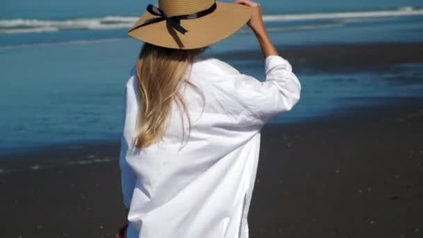 Zomervakantie op oceaan strand van vrouw — Stockvideo