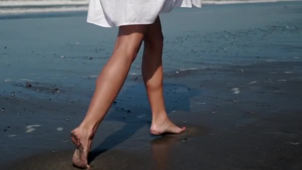 Barfüßige Frau läuft auf nassem Sand an der Küste — Stockvideo