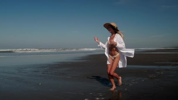 Γοητευτική κυρία που τρέχει κοντά στον ωκεανό — Αρχείο Βίντεο