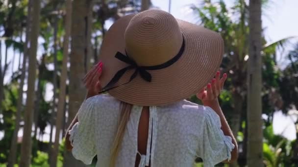 Mulher no jardim tropical, vista para trás — Vídeo de Stock