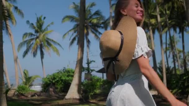 Charmante jeune femme dansant dans la forêt de jungle — Video