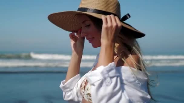 Schattige dame ontspannen op het strand van het resort oceaan — Stockvideo