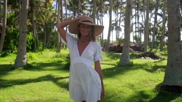 Feliz joven mujer caminando en el bosque tropical — Vídeo de stock