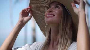 Yaz güneşini seviyor.