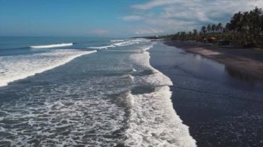 Tropikal ülkenin okyanus kıyısının havadan görünüşü