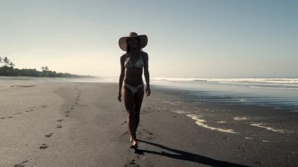 Menina bonita andando pela ampla costa do oceano ao pôr-do-sol — Vídeo de Stock