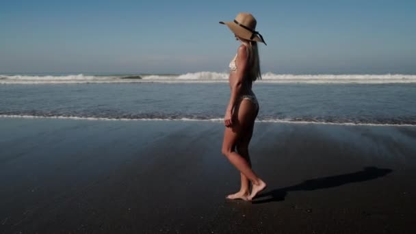 해변에서 비키니를 입은 행복 한 아가씨 — 비디오
