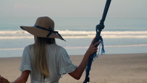 바다 위를 활보하는 젊은 아가씨 — 비디오