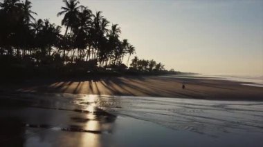 Okyanusta gün batımı, havadan çekim.
