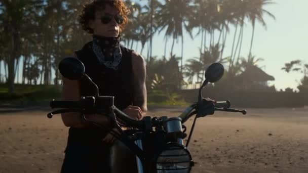 Cyklist på sin motorcykel i tropikerna — Stockvideo