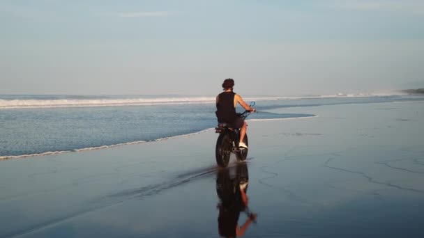 海のビーチでの無料自転車ライダー — ストック動画