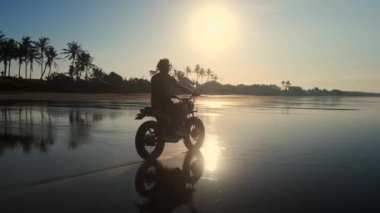 Bali adasında seyahat, okyanus sahilinde motorcu.