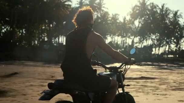 熱帯のビーチに乗っているより長いバイカー — ストック動画