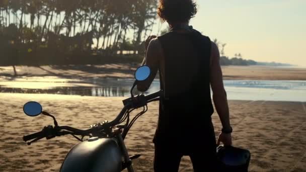 Motociclista godendo spiaggia scena dopo il giro — Video Stock