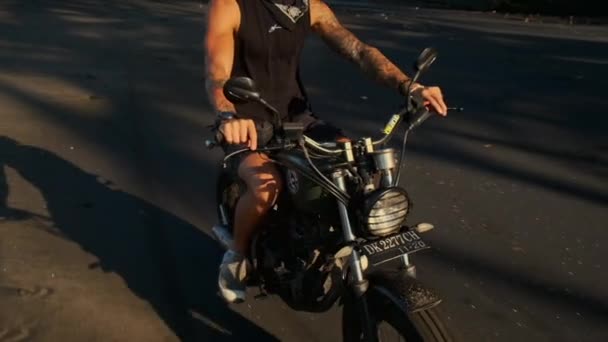 ビーチでのブルートバイクライダー — ストック動画