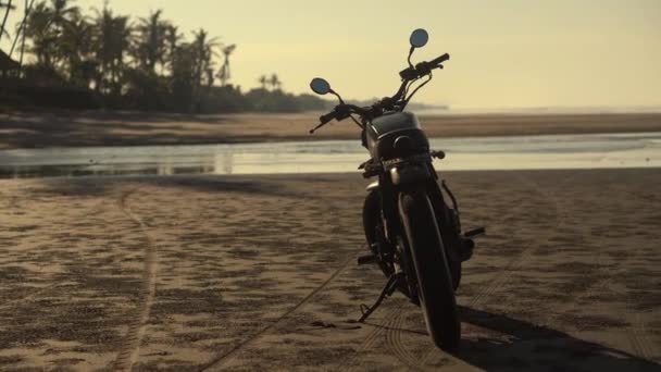 Moto na praia tropical — Vídeo de Stock