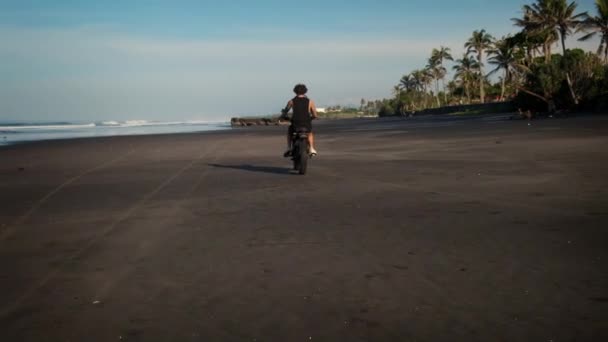 Kirándulás motorkerékpárral a trópusi szigeten az óceánban — Stock videók