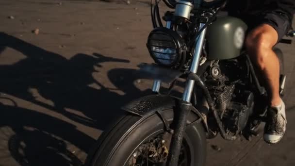 Fietstocht op het strand, uitzicht op de motor — Stockvideo