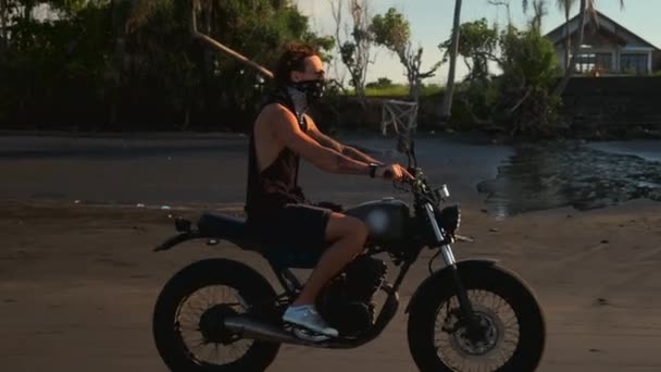 Erkek yolcu motosiklet kullanıyor. — Stok video