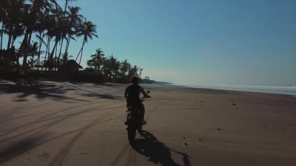 Bisikletle ve plajda özgürlük ile seyahat, hava çekimi — Stok video