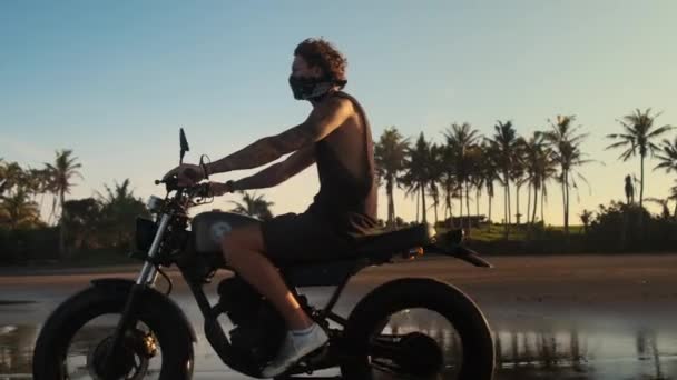 Motocykl cestování na ostrově Bali — Stock video