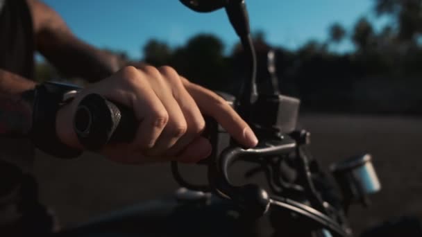 Motociclista iniciando a motocicleta, mãos no guiador vista — Vídeo de Stock