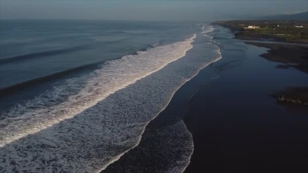 Scena lotnicza z linią brzegową oceanu na Bali — Wideo stockowe