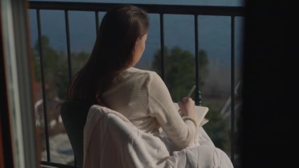 Menina relaxante com esboços na varanda — Vídeo de Stock