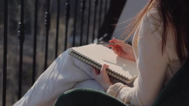 Mulher está desenhando na varanda — Vídeo de Stock