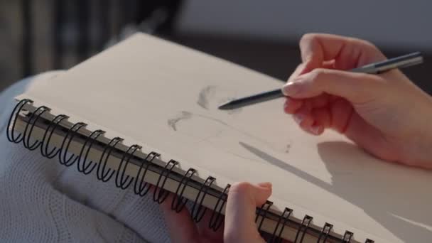 Artista feminina desenho retrato em caderno de esboços — Vídeo de Stock