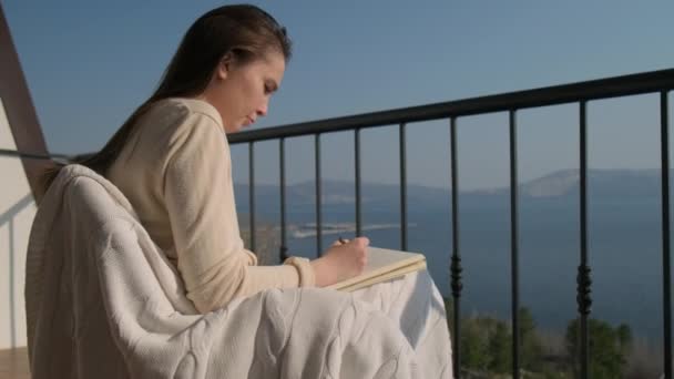 Détente à la maison, dessin sur balcon, passe temps et loisirs — Video