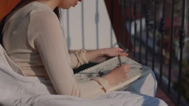 Vrouw is tekening op balkon van flat — Stockvideo