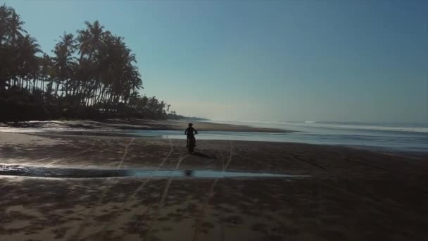Cyklist på stranden i Bali, antenn scen — Stockvideo