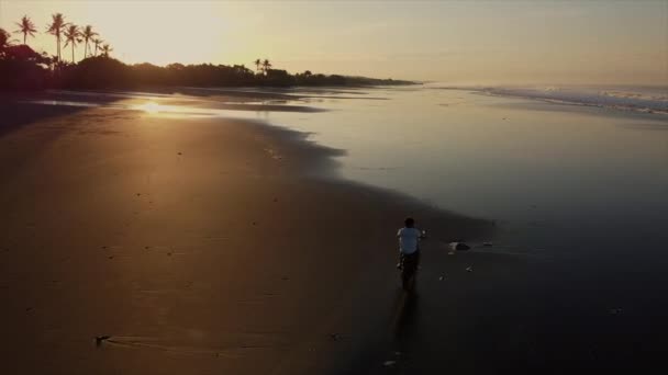 Espléndido panorama de una costa del océano al atardecer y un ciclista solitario paseando por — Vídeos de Stock