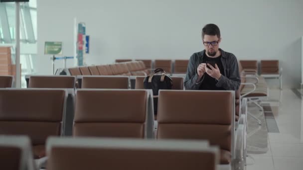 Resenär i terminal på flygplatsen, väntar, ansluta wifi — Stockvideo