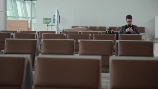 Aspettando da solo nella lounge dell'aeroporto — Video Stock