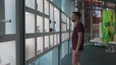 Sergide bir ziyaretçi var.