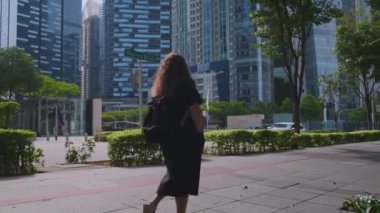 Büyük modern şehrin şehir merkezinde bir turist